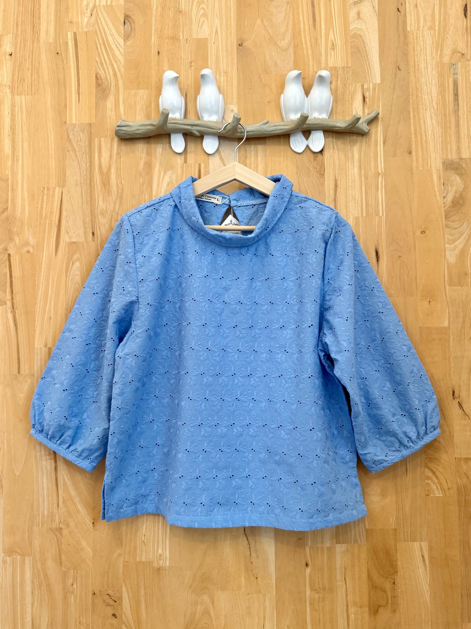 เสื้อซอมพอ สีฟ้าคราม คอเสื้อสไตล์ไม่ซ้ำใคร ใส่แล้วน่ารักมากๆค่ะ เหมาะกับทุกโอกาส