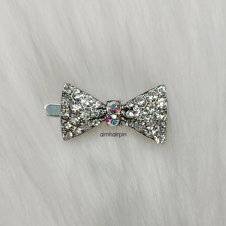 กิ๊บแม่เหล็กโบว์เพชร ขอบแหลม - aimhairpin จำหน่ายกิ๊บติดผมเกาหลีแท้ และเครื่องประดับ ยางรัดผม คาดผมแฟชั่น สร้อยคอ ต่างหู