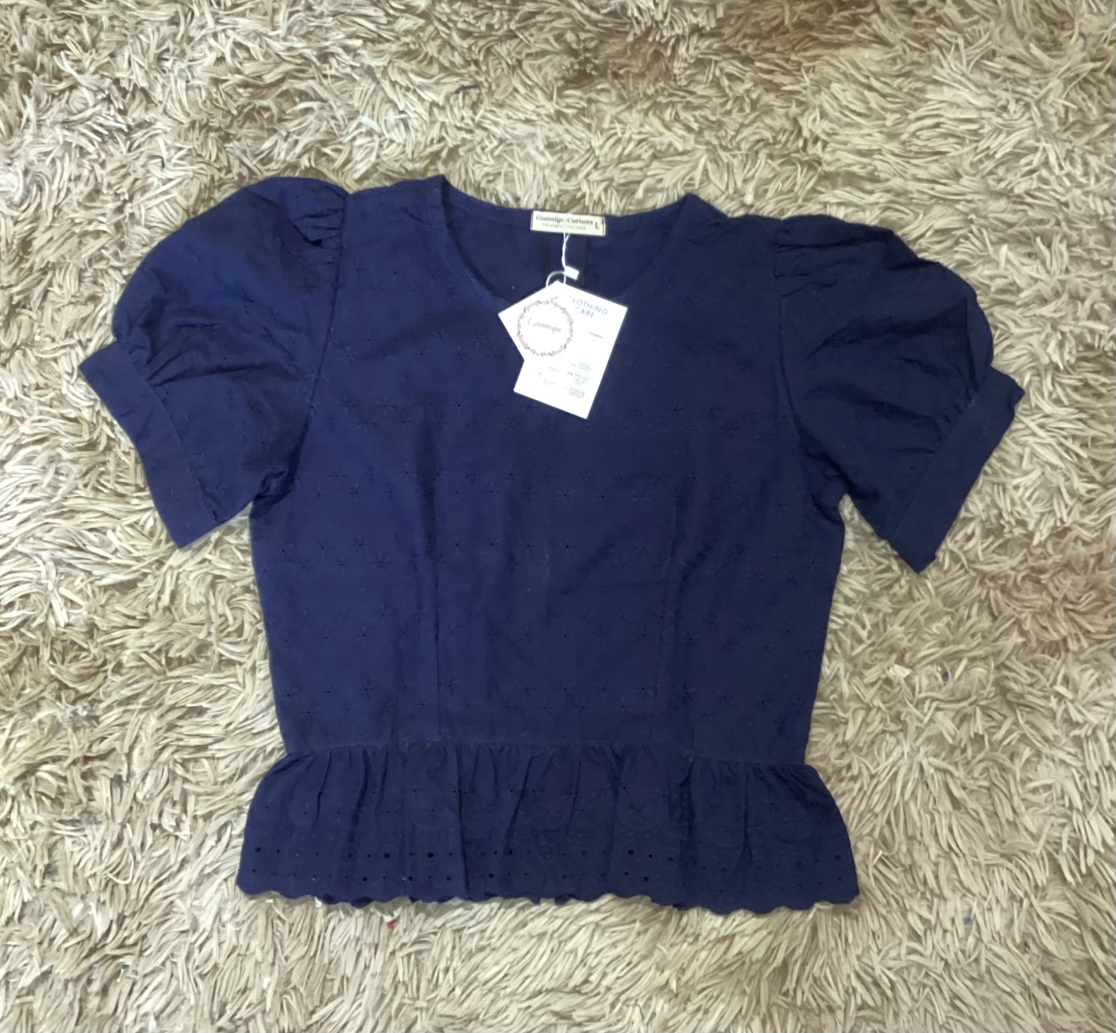 เสื้อดาหลา สีใหม่ลายพิกุล มีหลายสี เสื้อแขนตุ๊กตาพองๆร่วมสมัย ใส่แล้วน่ารักมากๆค่ะ เนื้อผ้าคอตต้อนปักลูกไม้ งานสวยตรงปก100%