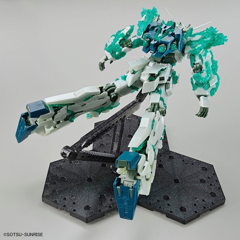MG BANDAI Gundam Unicorn Luminous Crystal Body [The Gundam Base LIMITED]
