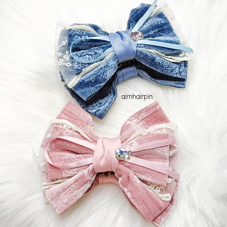 กิ๊บกล้วย ทรงโบว์ ผ้ากำมะหยี่ - aimhairpin จำหน่ายกิ๊บติดผมเกาหลีแท้ และเครื่องประดับ ยางรัดผม คาดผมแฟชั่น สร้อยคอ ต่างหู