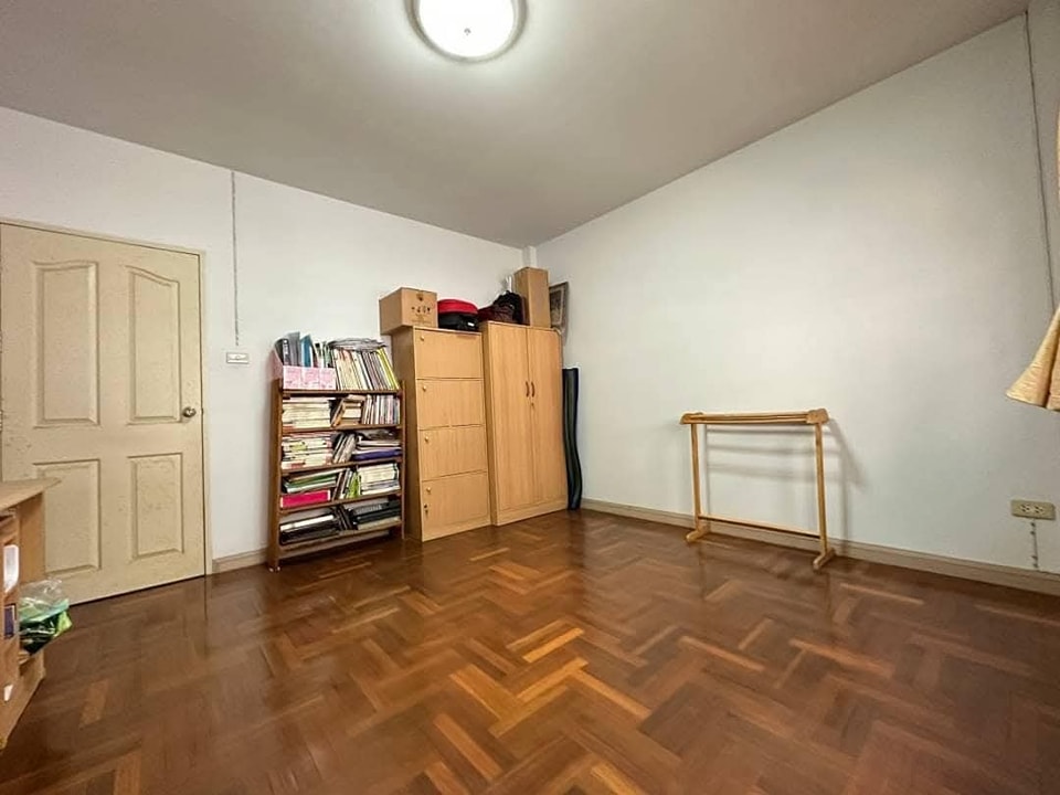 ขายทาวน์โฮม 3 ชั้น หมู่บ้านเกตุนุติ เชอมิเน่ (Ketnutchermine) ซอย.ลาดพร้าว 87 (ด้านหลังห้าง CDC)