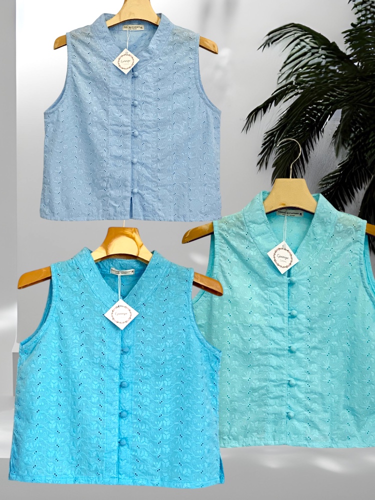 บัวระวง เสื้อคอจีนแขนกุดโทนสีฟ้า มีสีฟ้ามิ้นท์ สีฟ้า และสีฟ้าอ่อน