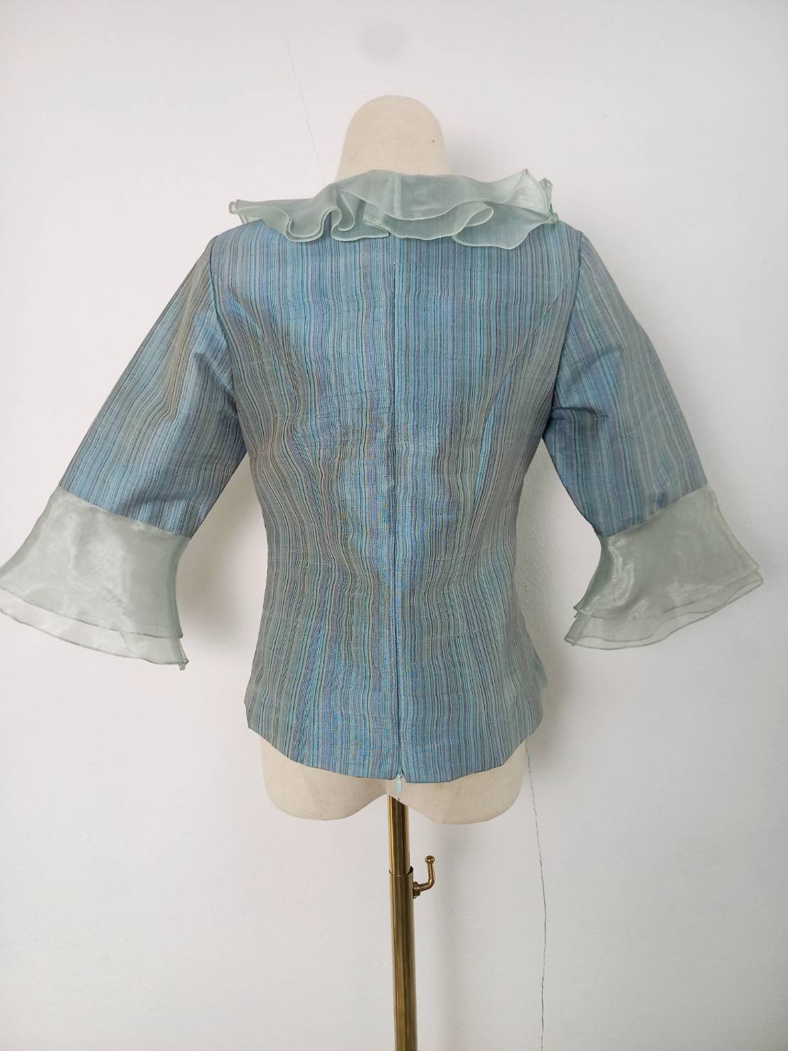 เสื้อผ้าไหม ลายริ้ว พื้นสีฟ้า รหัส WD-38-0320681359