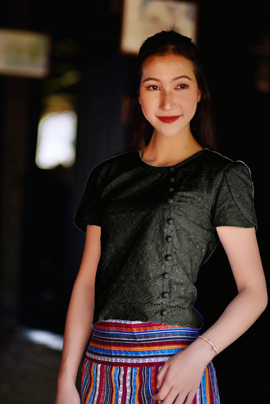 เสื้อลลิษา สีดำ สีฟ้า สีเหลือง สีม่วง และสีปูน ผ้าคอตตอนปักลูกไม้ละเอียดสวยหวาน แขนกลีบบัวดีไซน์เก๋ ดูอ่อนโยนและสง่างาม กระดุมตกแต่งโค้ง