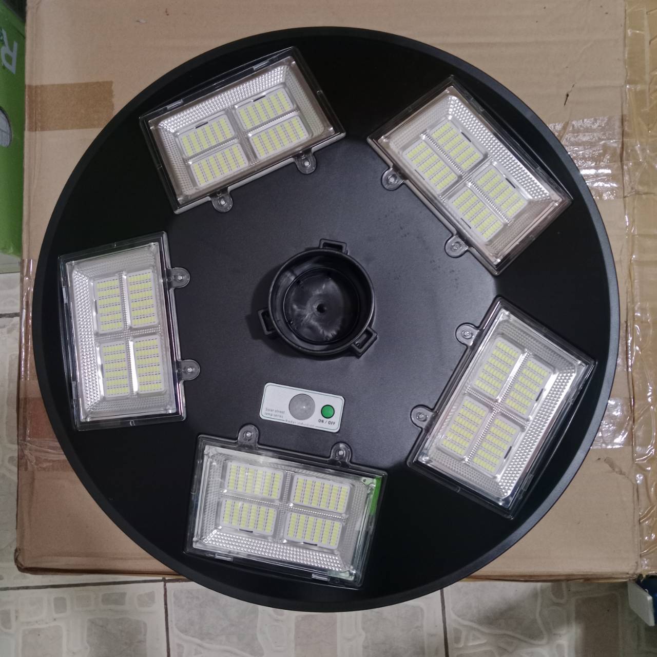 โคมไฟถนน UFO พลังงานแสงอาทิตย์รอบทิศพร้อมรีโมท 500 W