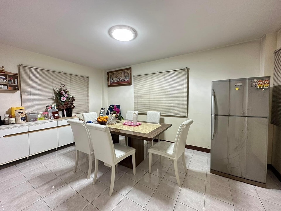 ขายบ้านเดี่ยว 2 ชั้น หมู่บ้านฉัตรหลวง 8 เฟส 3 ต่อเติมเต็มพื้นที่ ถนนเมนกว้างขวาง โครงการเงียบสงบร่มรื่นน่าอยู่อาศัย