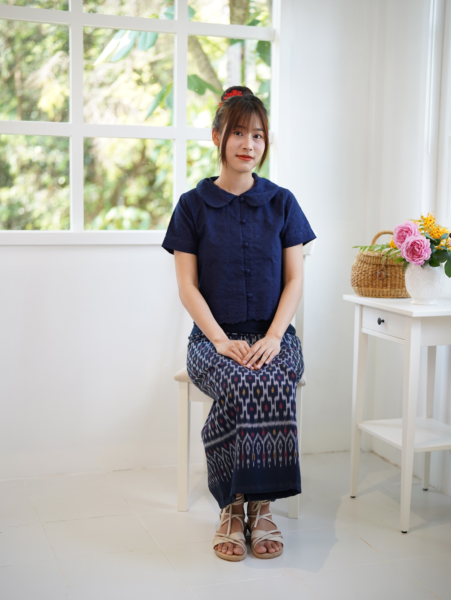 เสื้อเกี๋ยงภา สีฟ้าหลากเฉด สีน้ำเงิน ม่วง และสีดำ เสื้อคอบัวแขนสั้น สไตล์ญาญ่าใส่ไปทำบุญ