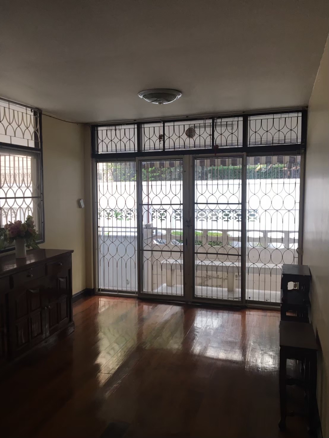 ขายบ้าน ทำเลทอง ติดถนนวิภาวดี 32 ทะลุออกซอยออก พหลโยธิน 23 เข้าออกได้หลายเส้นทาง และยังเดินทางไปขึ้นรถไฟฟ้า สถานี พหล 24 ออกถนนใหญ่เข้าซอยเพียง 100 กว่าเมตร เนื้อที่ 46 ตร.ว.