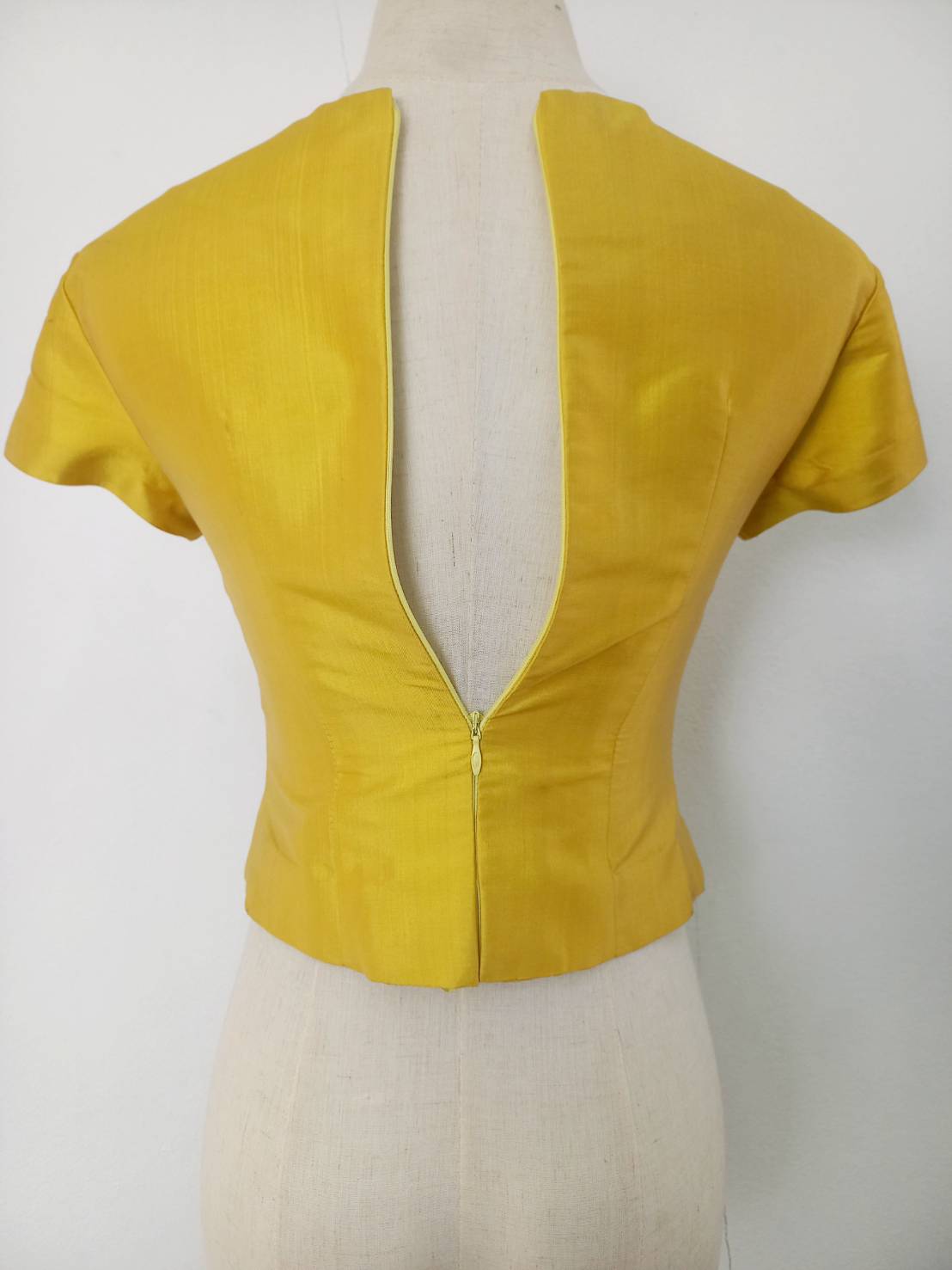 เสื้อสตรี ผ้าไหมเนื้อเรียบ แขนสั้น ไซส์ S พื้นสีเหลือง รหัส WD-38-032068132