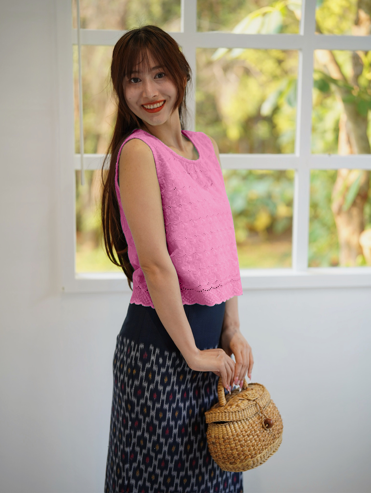 เสื้อเอื้องผึ้ง สีปูน สีชมพู สีชมพูอ่อน สีม่วง และสีแดง ดีไซน์เรียบง่าย แต่หรูดูดีทุกโอกาส เนื้อผ้าคอตต้อนแท้ปักละเอียด