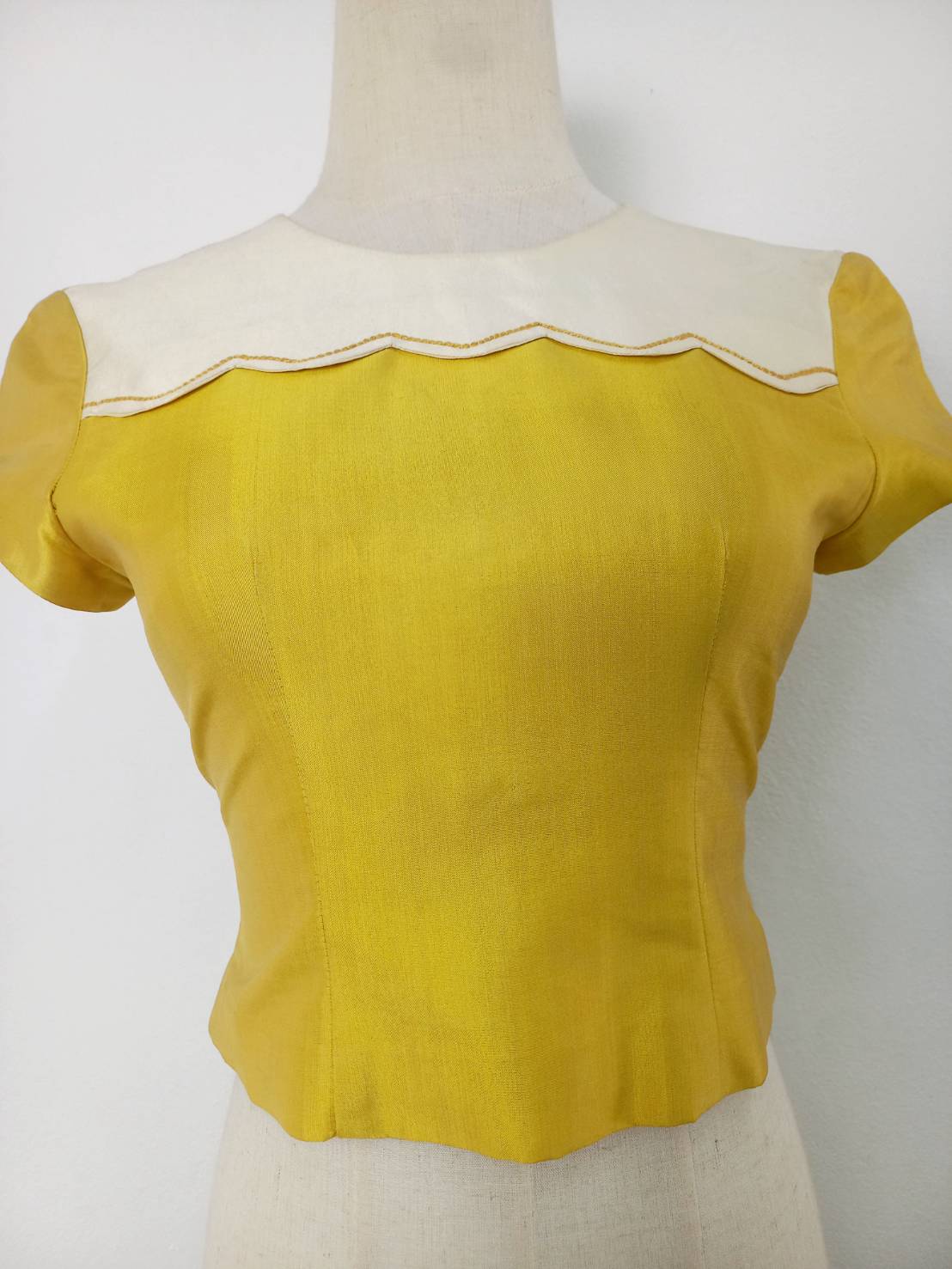 เสื้อสตรี ผ้าไหมเนื้อเรียบ แขนสั้น ไซส์ S พื้นสีเหลือง รหัส WD-38-032068132