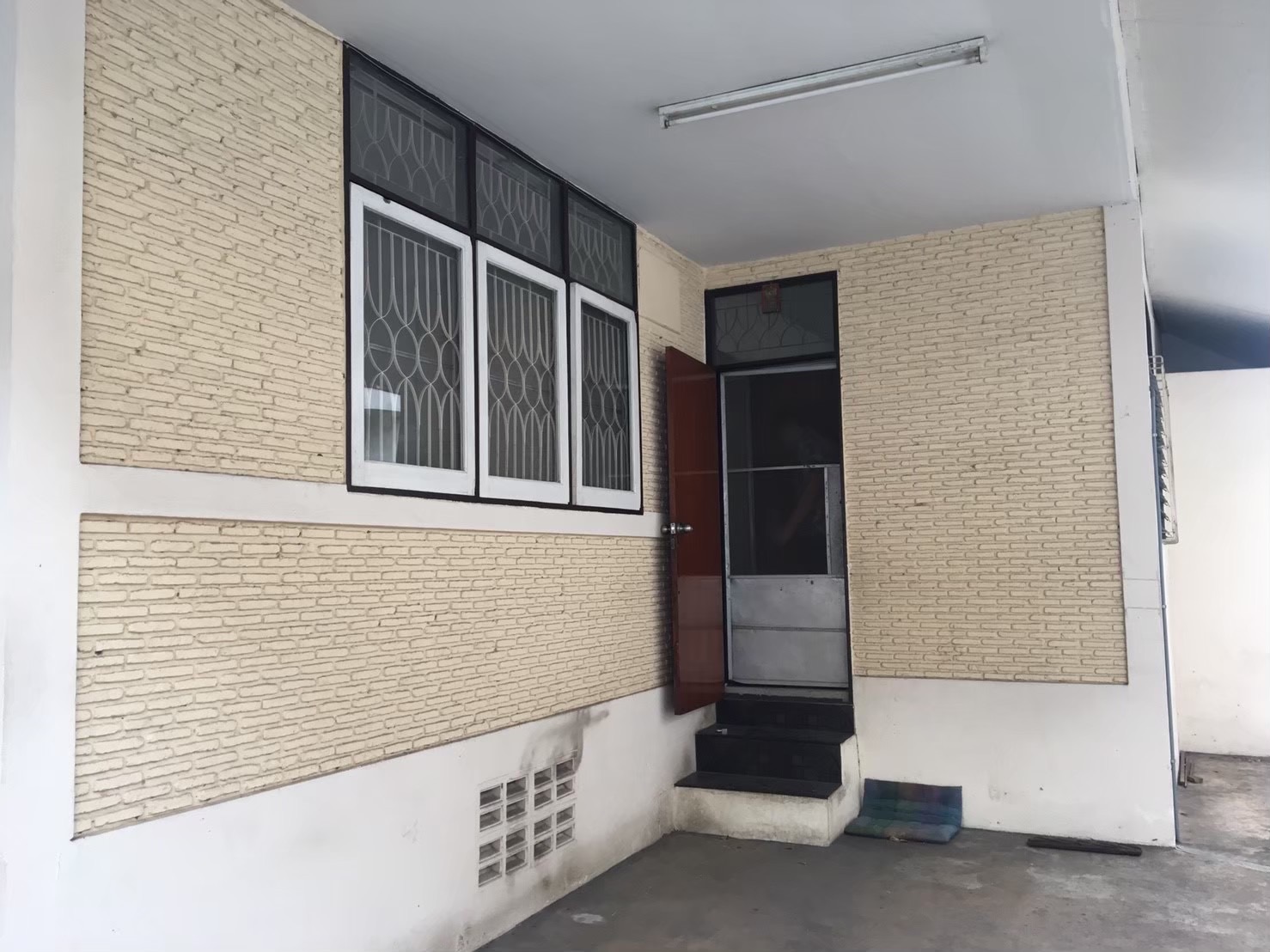 ขายบ้าน ทำเลทอง ติดถนนวิภาวดี 32 ทะลุออกซอยออก พหลโยธิน 23 เข้าออกได้หลายเส้นทาง และยังเดินทางไปขึ้นรถไฟฟ้า สถานี พหล 24 ออกถนนใหญ่เข้าซอยเพียง 100 กว่าเมตร เนื้อที่ 46 ตร.ว.