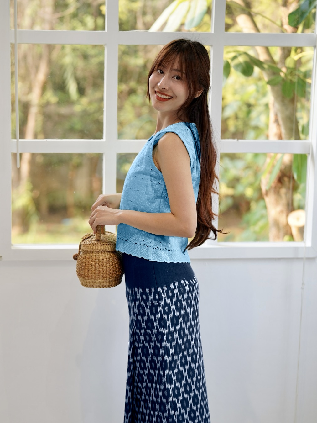 เสื้อเอื้องผึ้ง สีฟ้า หลากหลายเฉด และ สีเขียวมิ้นท์ สีโทนเย็น เนื้อผ้าปักสวยแบบละเอียด แบบเรียบง่ายใส่สบายเหมาะกับอากาศเมืองไทย