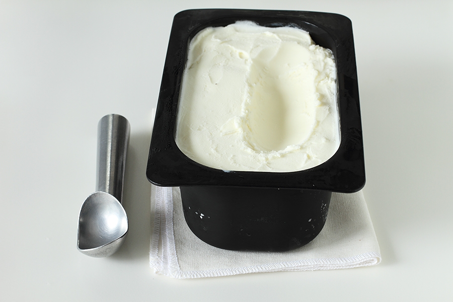 ถาดไอศกรีมพลาสติกอย่างดี มีให้เลือก 2 สี สีดำ และ ขาว (ขายขั้นต่ำ 12 ใบ)