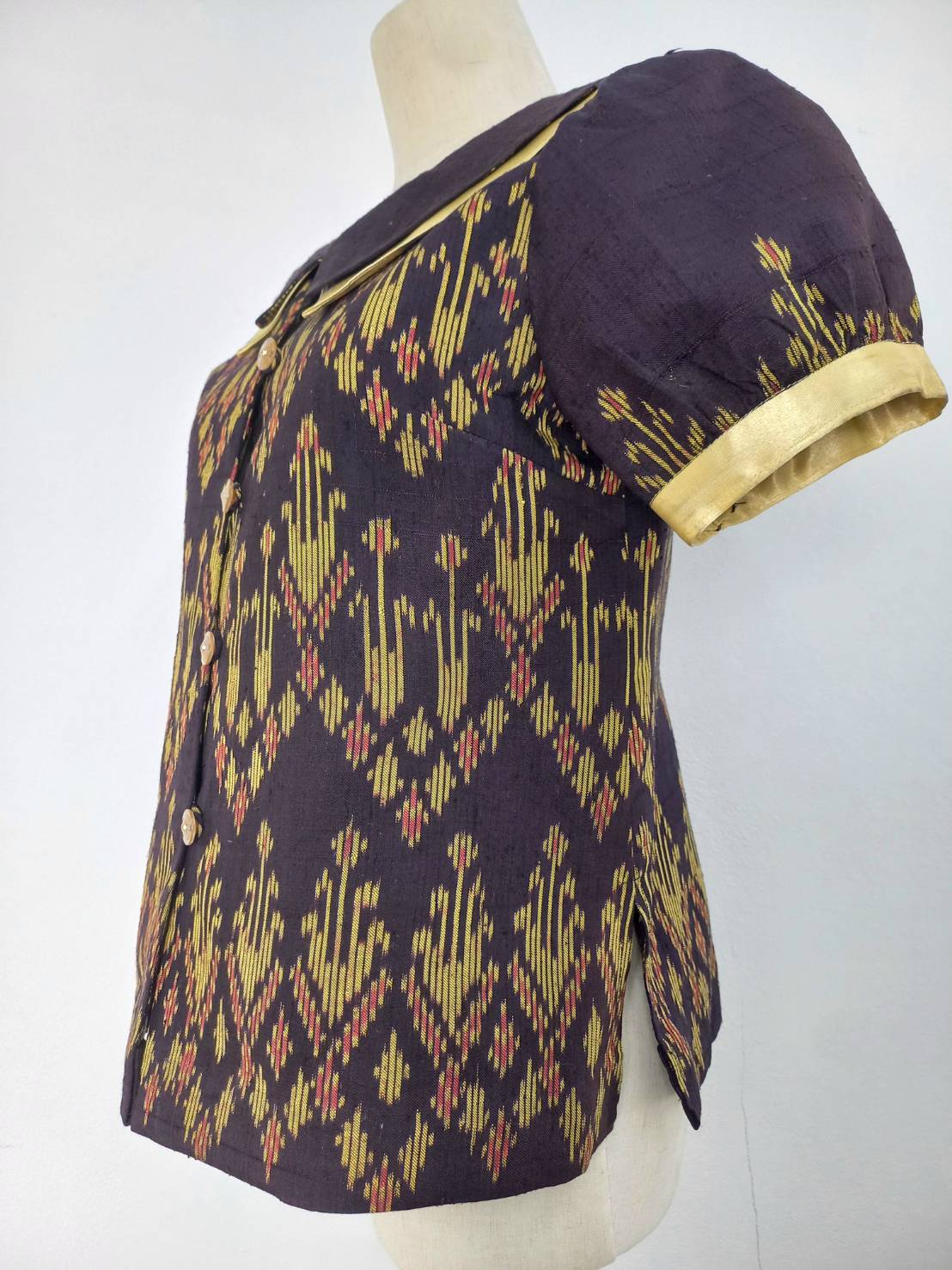 เสื้อสตรี ผ้าไหมแขนสั้น มัดหมี่ ไซส์ S พื้นสีม่วงเข้ม รหัส WD-38-0320683