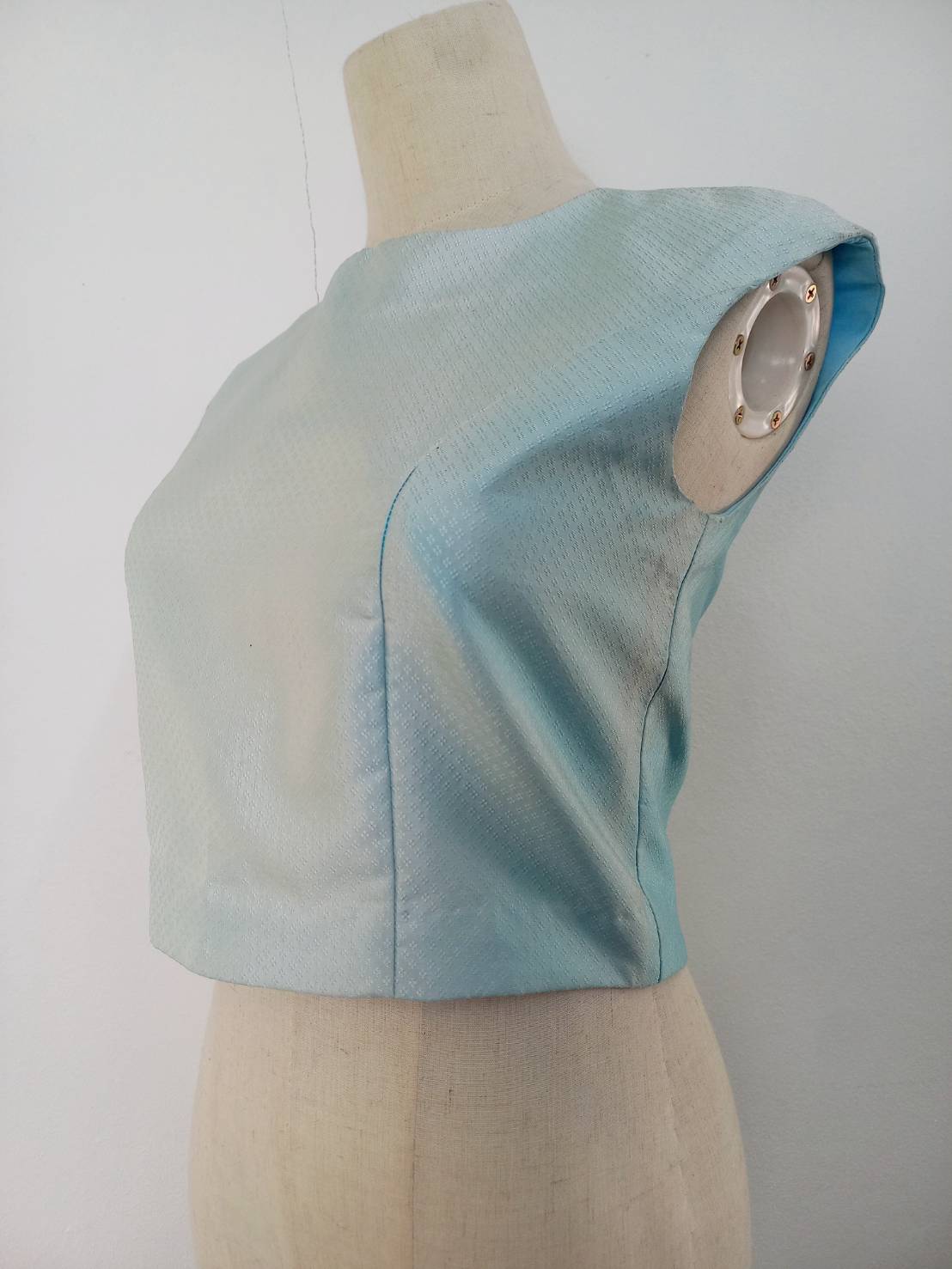 เสื้อสตรี ผ้าไหมยกดอก แขนกุด ไซส์ S พื้นสีฟ้าอ่อน รหัส WD-38-0320681449