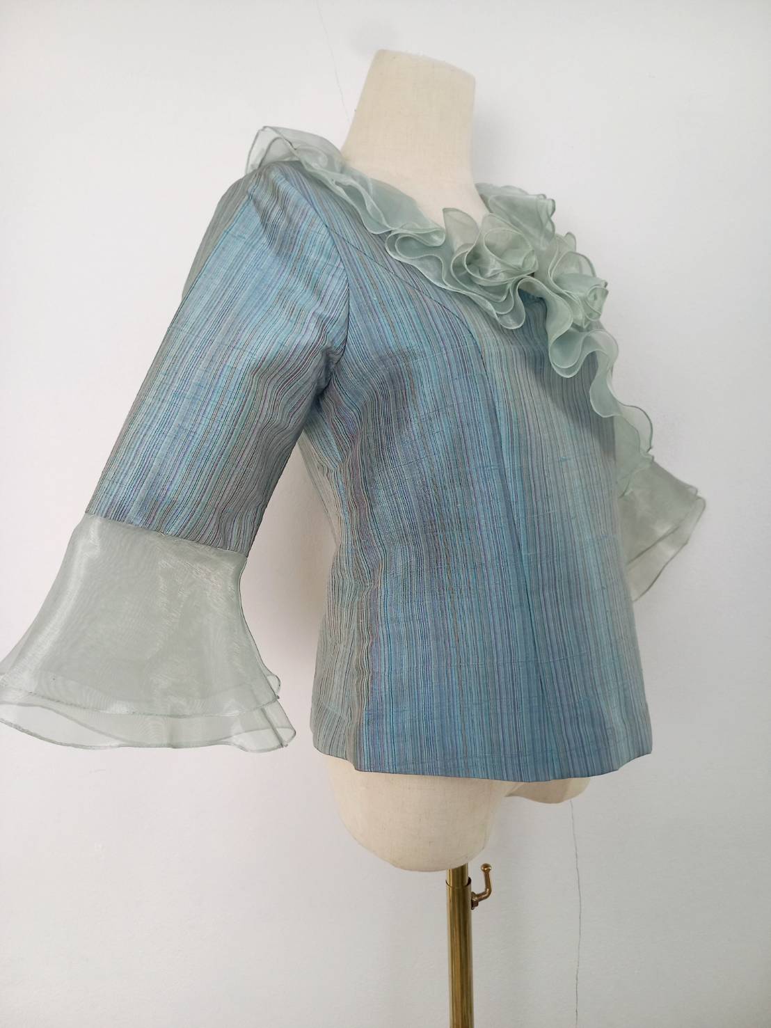 เสื้อผ้าไหม ลายริ้ว พื้นสีฟ้า รหัส WD-38-0320681359