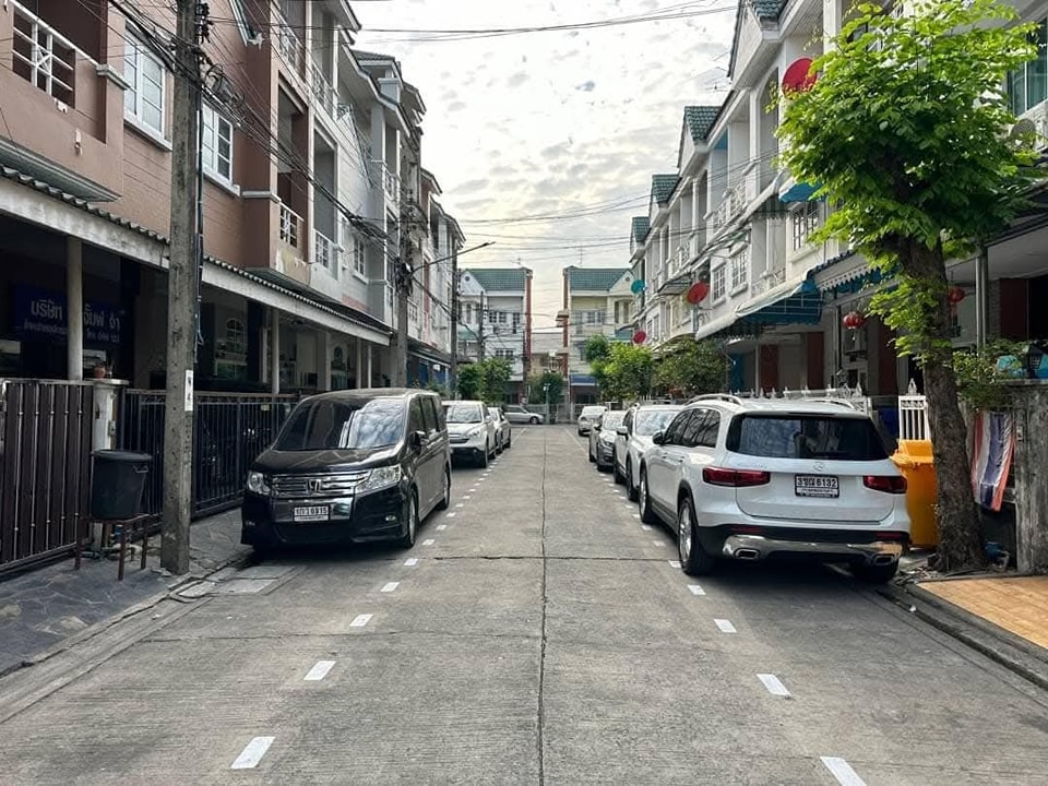 ขายทาวน์โฮม 3 ชั้น หมู่บ้านเกตุนุติ เชอมิเน่ (Ketnutchermine) ซอย.ลาดพร้าว 87 (ด้านหลังห้าง CDC)