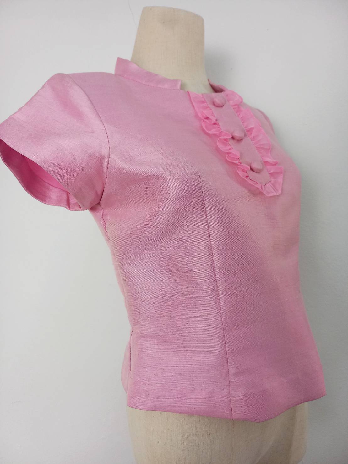 เสื้อสตรี ผ้าไหมแขนสั้น ไหมเปลือก ไซส์ S พื้นสีชมพู รหัส WD-38-032068131