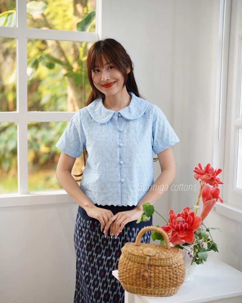 เสื้อเกี๋ยงภา สีฟ้าหลากเฉด สีน้ำเงิน และสีดำ เสื้อคอบัวแขนสั้น สไตล์ญาญ่าใส่ไปทำบุญ