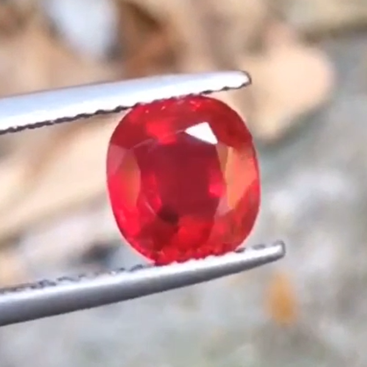 พลอยทับทิมแดงธรรมชาติเลือดนกพิราบพม่าโมโกค