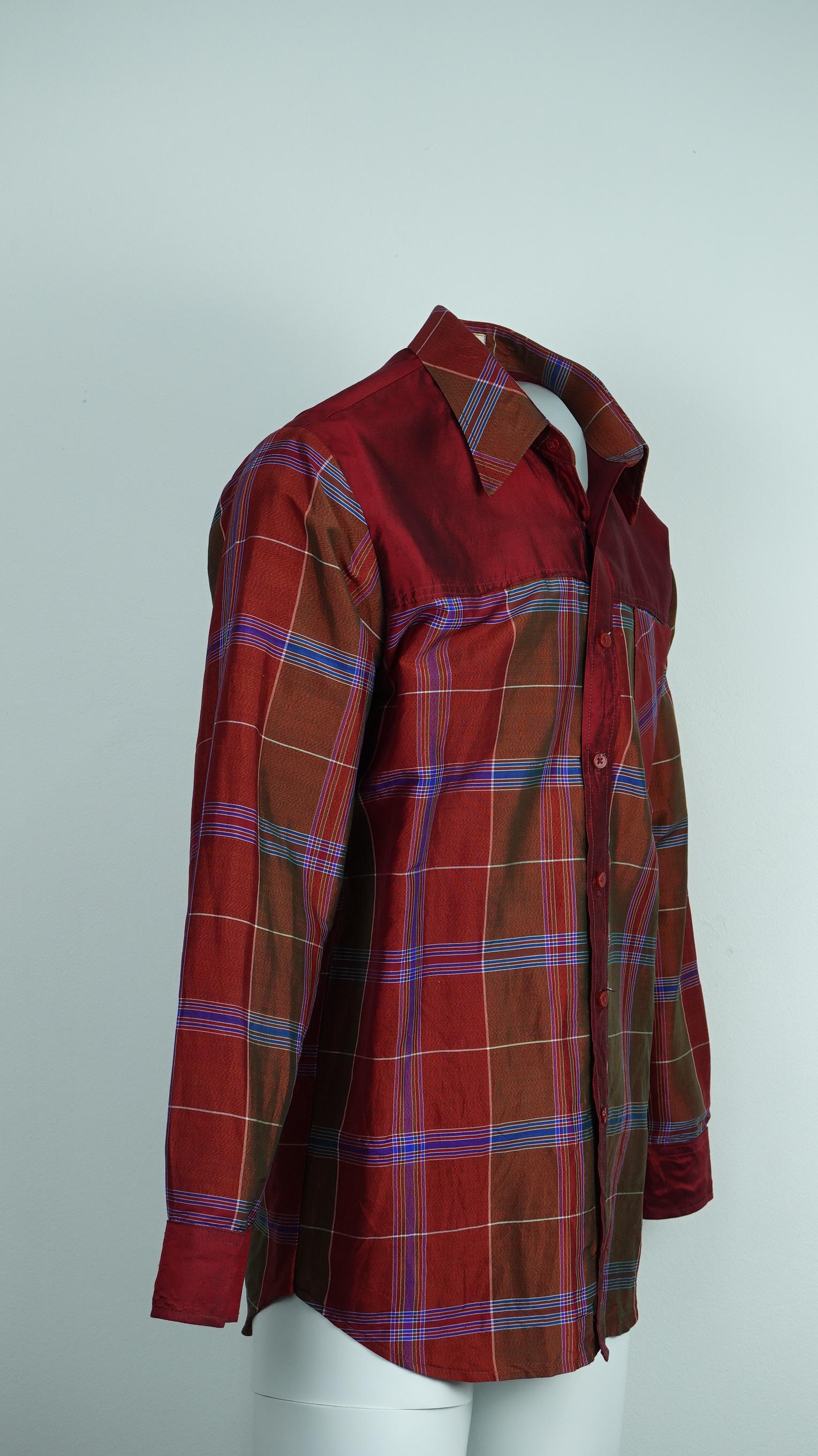 เสื้อต่อกันไหม L เชิ้ตแขนยาว ตัดเย็บจากผ้าไหมลายโสร่ง สีแดงคลาสสิก