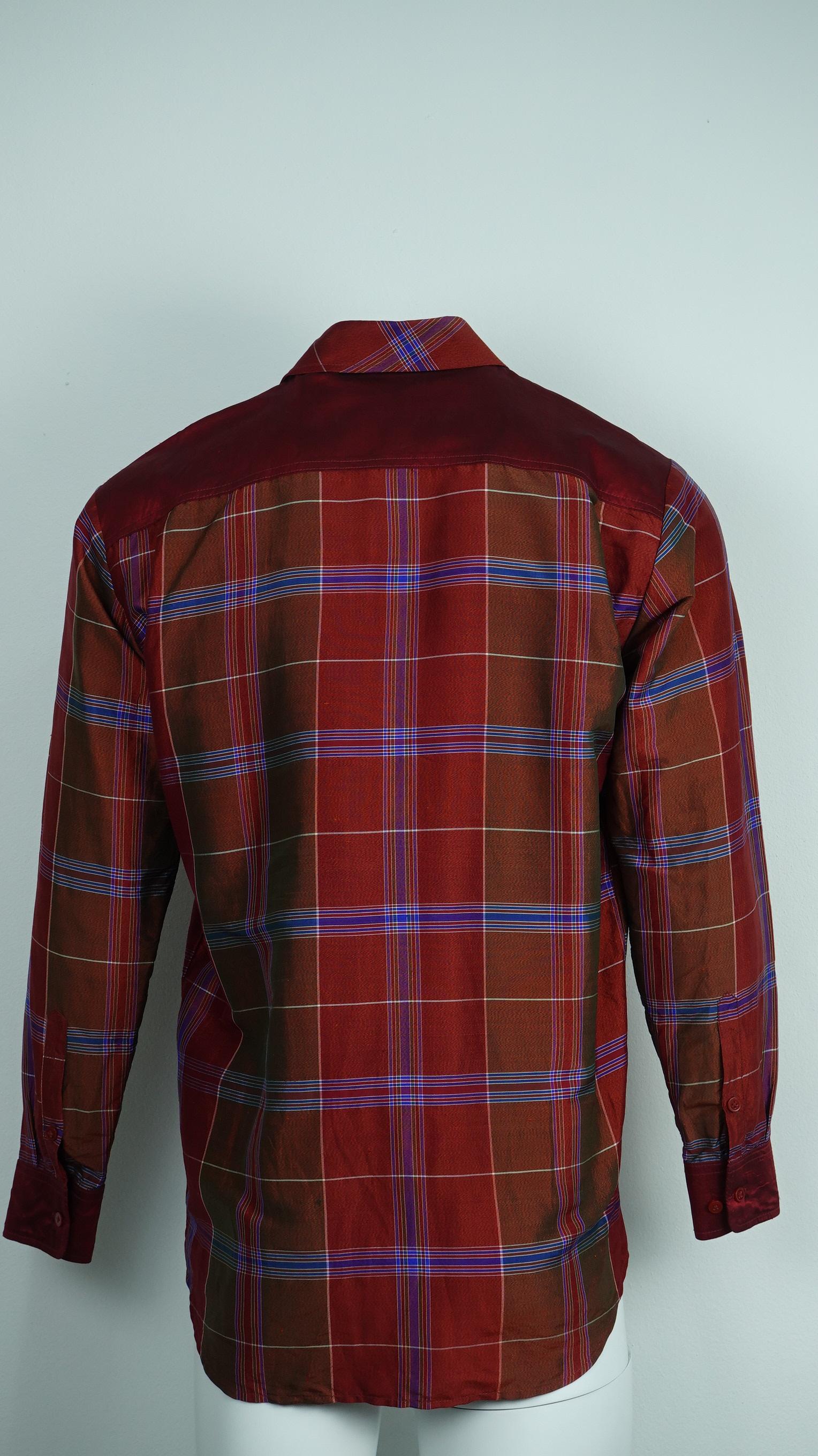 เสื้อต่อกันไหม L เชิ้ตแขนยาว ตัดเย็บจากผ้าไหมลายโสร่ง สีแดงคลาสสิก