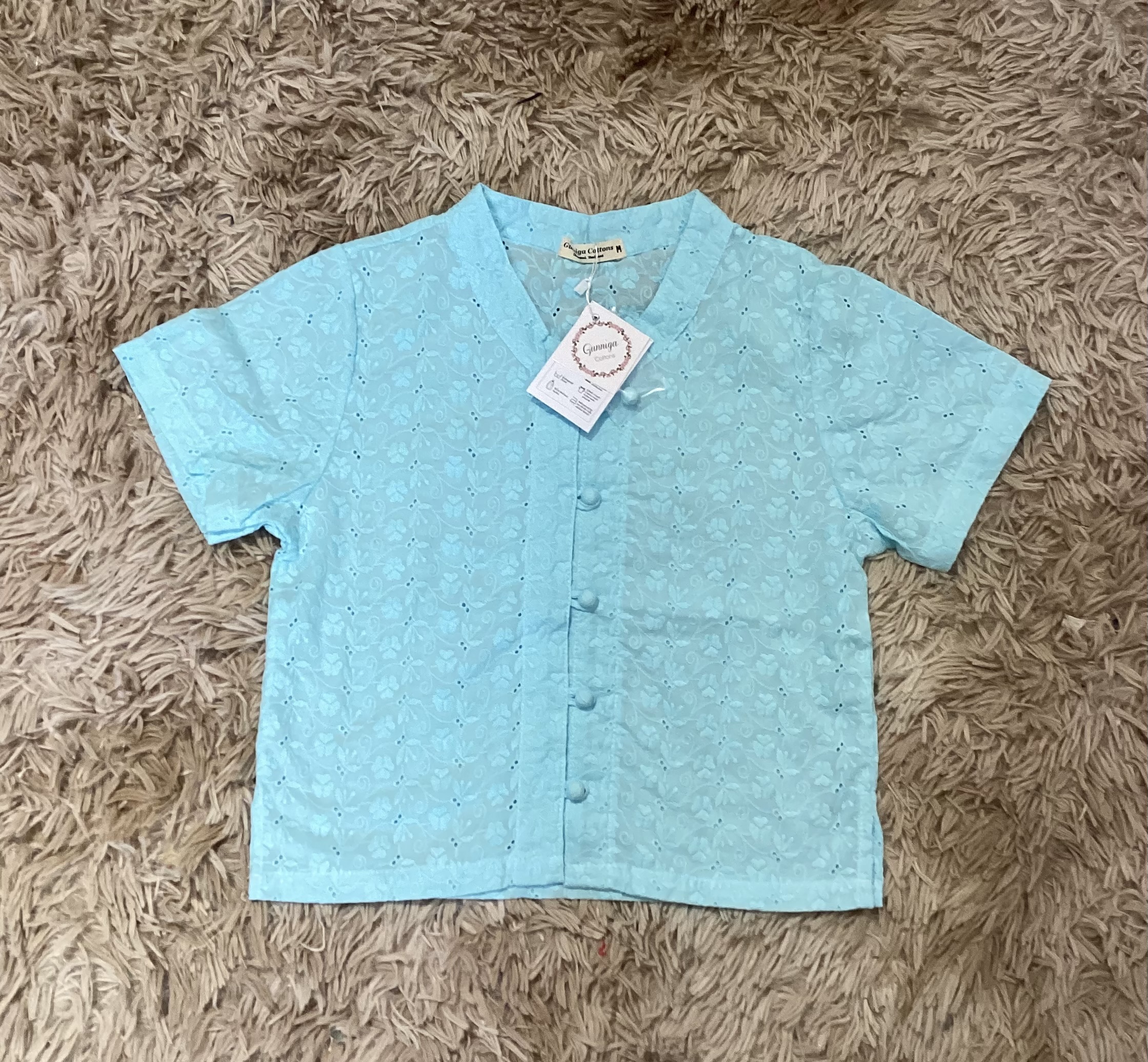 บัวผัด สีใหม่ลายพิกุล เป็นเสื้อแขนสั้นที่เรียบหรู ดูภูมิฐาน สีสวยไม่เหมือนใคร ขายดีตลอดกาล