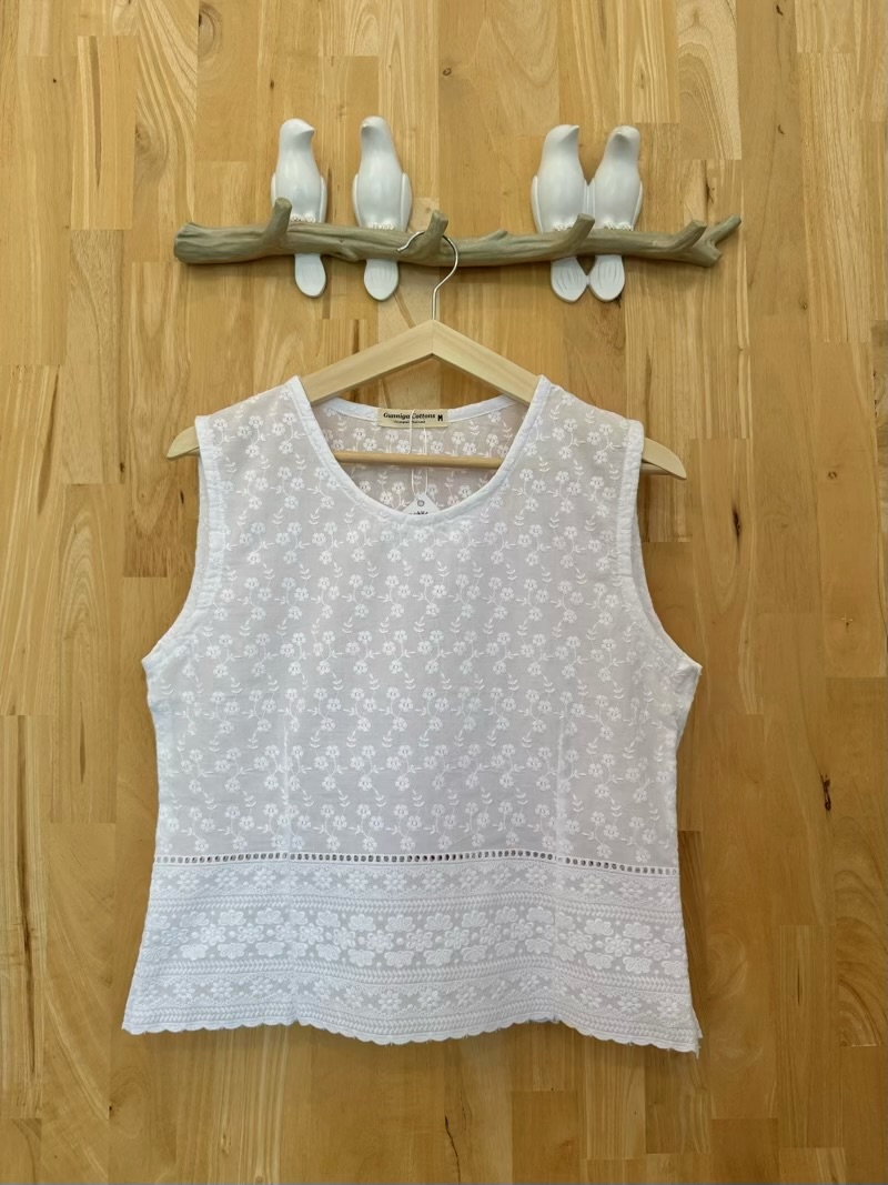 เสื้อเอื้องคำ สีขาว WHF แขนกุด ซิปข้าง เข้ารูปใส่แล้วสวยค่ะ