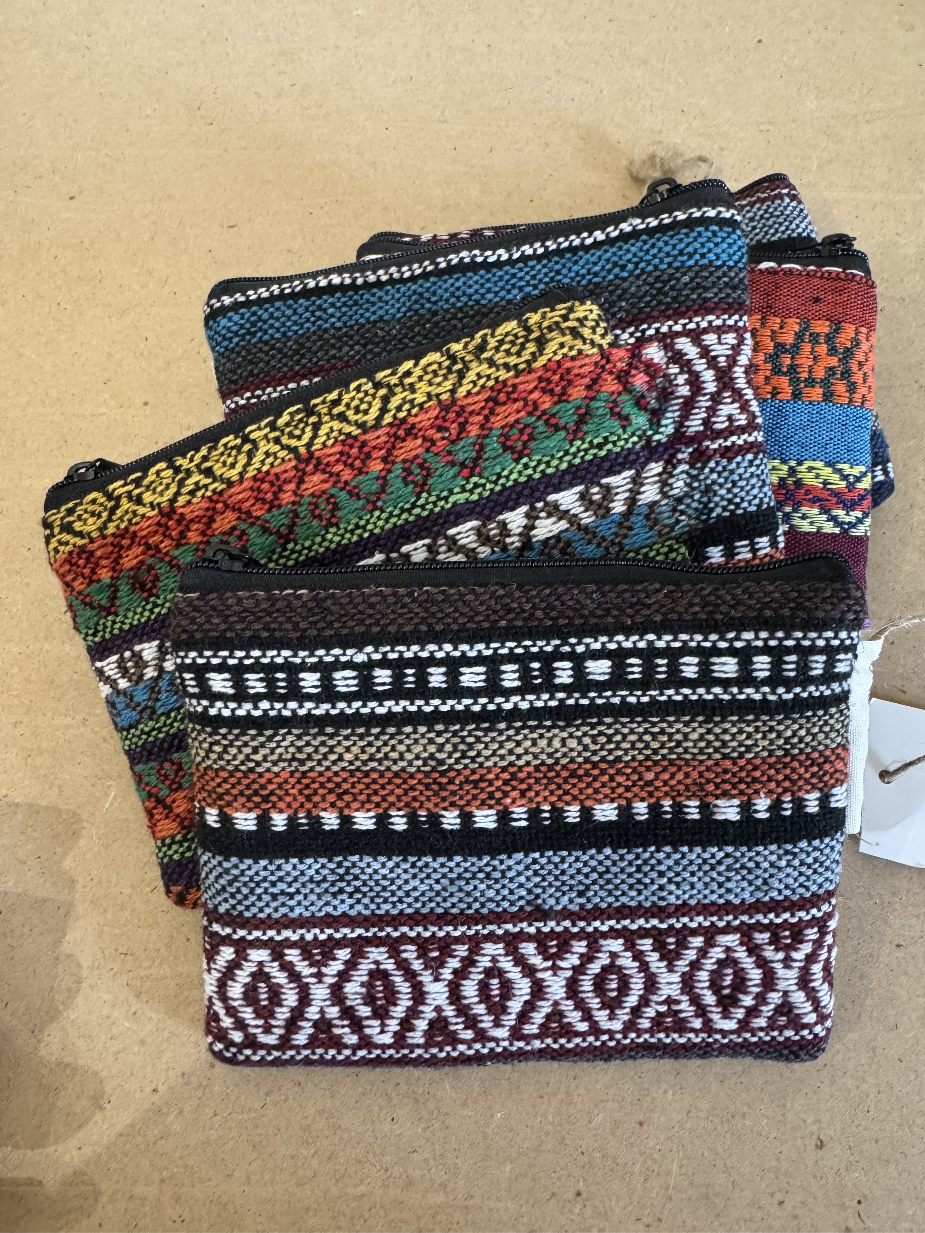 กระเป๋าใส่เศษสตางค์ ตัดเย็บจากช่างฝีมือคนไทย สนับสนุนการจ้างงานในชุมชน ถ่ายรูปจากสินค้าจริงทุกตัว
