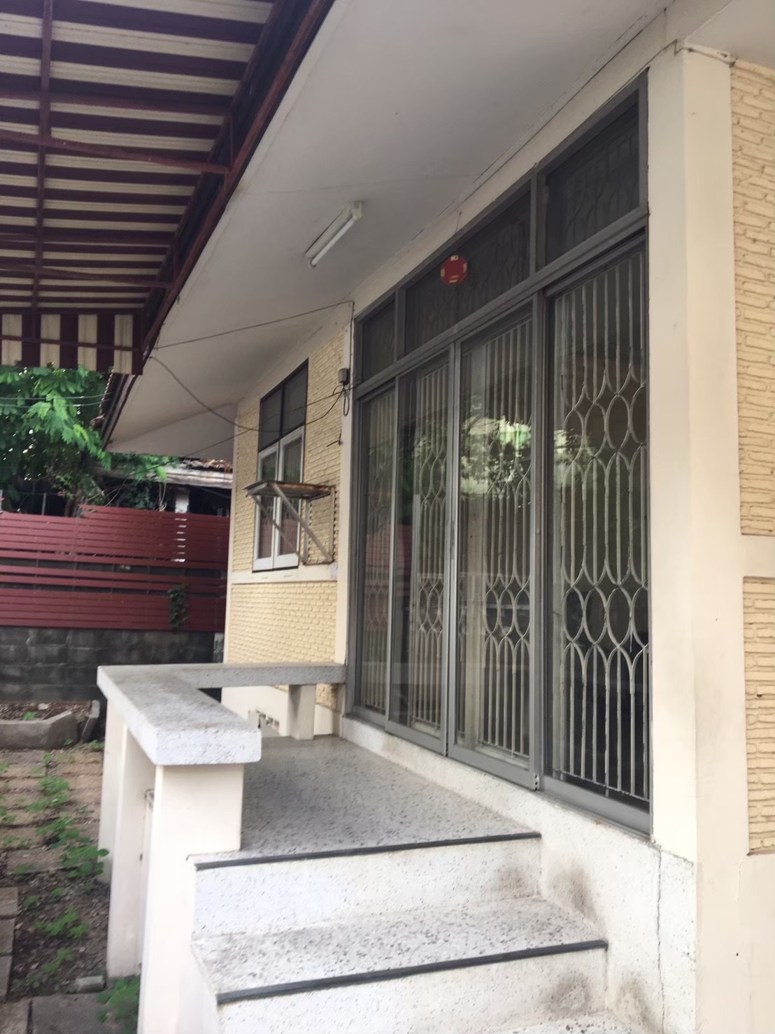 ขายบ้าน ทำเลทอง ติดถนนวิภาวดี 32 ทะลุออกซอยออก พหลโยธิน 23 เข้าออกได้หลายเส้นทาง และยังเดินทางไปขึ้นรถไฟฟ้า สถานี พหล 24 ออกถนนใหญ่เข้าซอยเพียง 100 กว่าเมตร เนื้อที่ 46 ตร.ว.