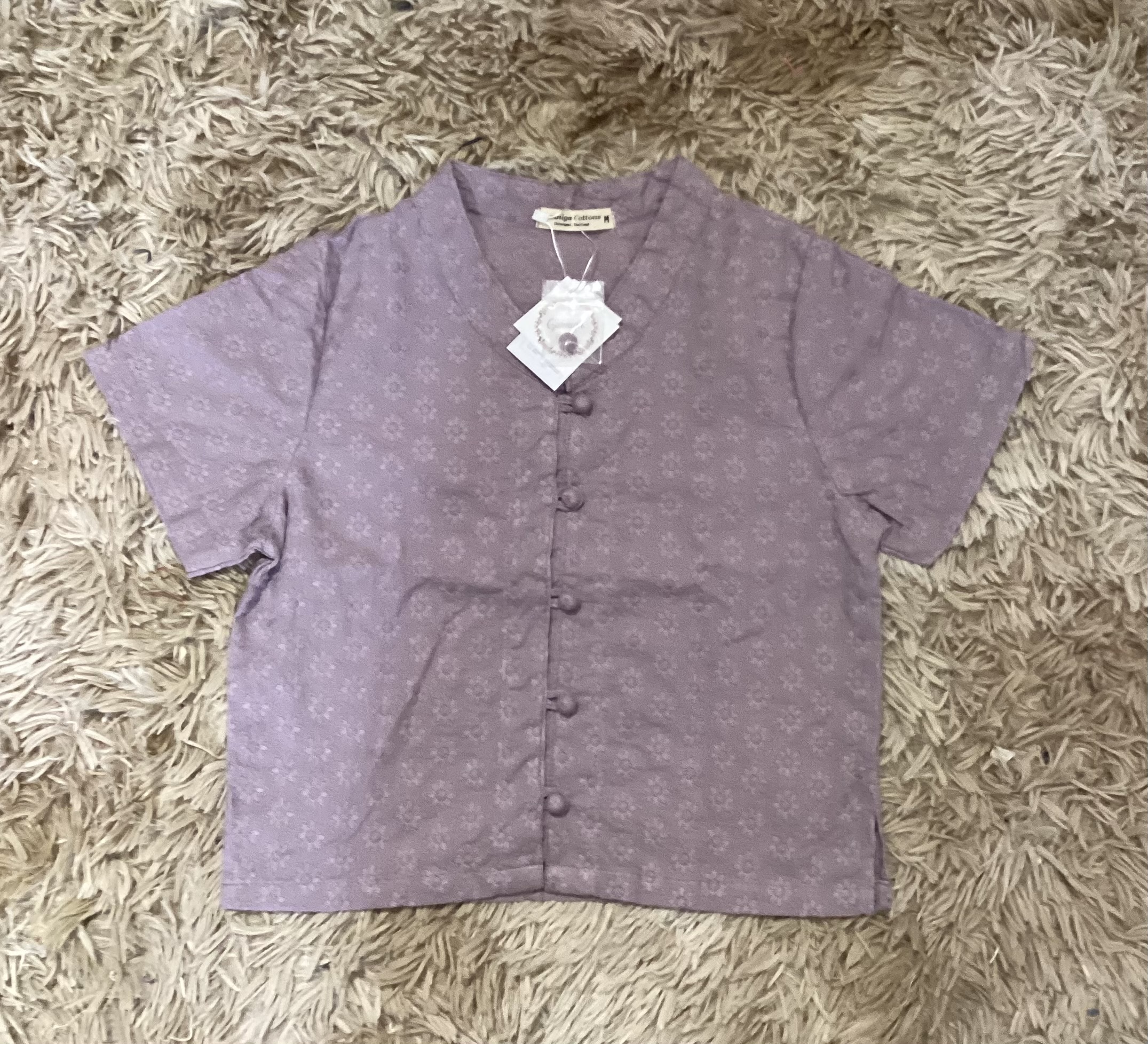 บัวผัด สีใหม่ลายพิกุล เป็นเสื้อแขนสั้นที่เรียบหรู ดูภูมิฐาน สีสวยไม่เหมือนใคร ขายดีตลอดกาล