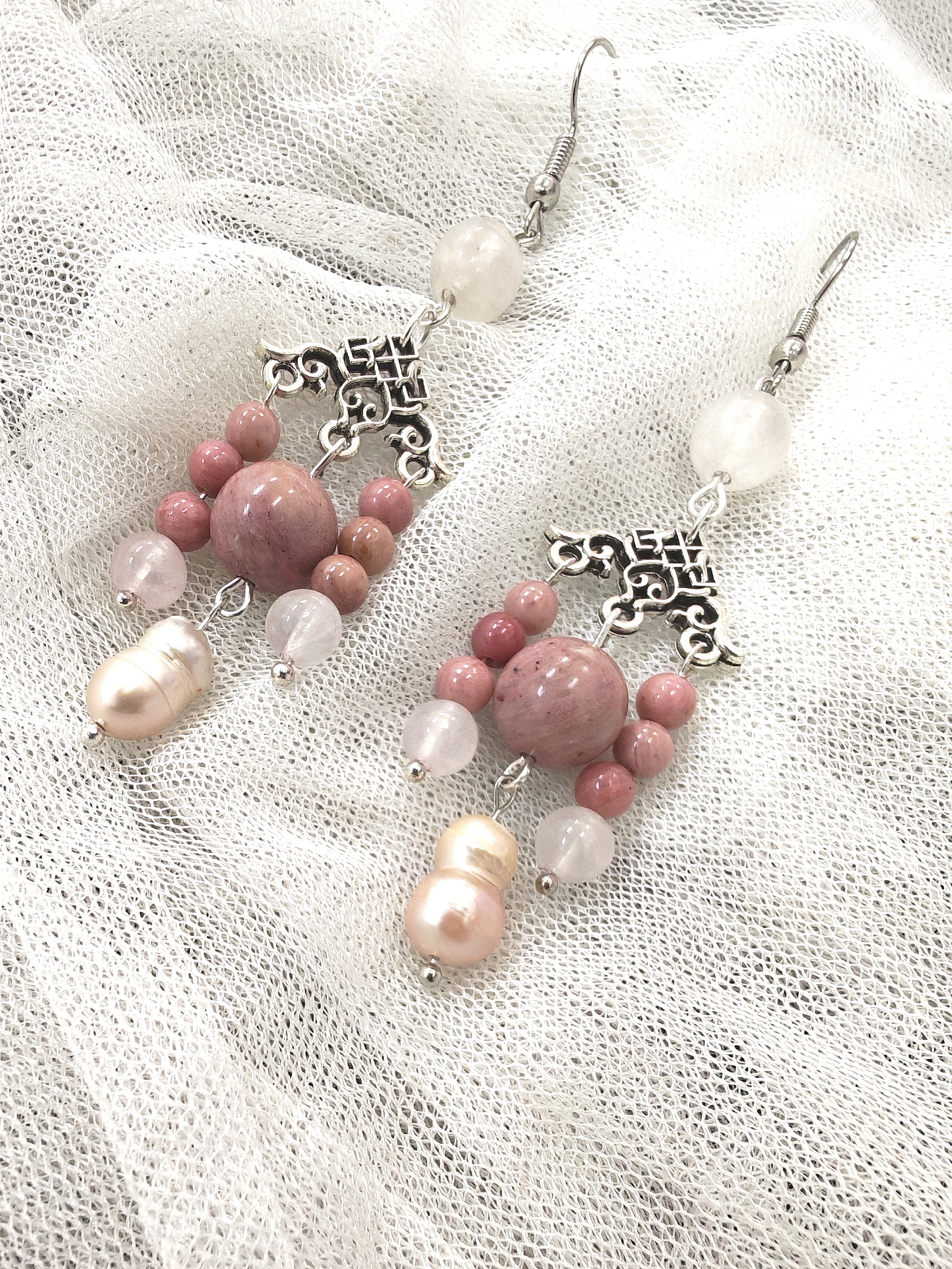 (022) ต่างหูหินแท้ โรโดไนต์ โรสควอตซ์ ก้านตะขอเงินแท้ 925 ความยาว 5 ซ.ม.