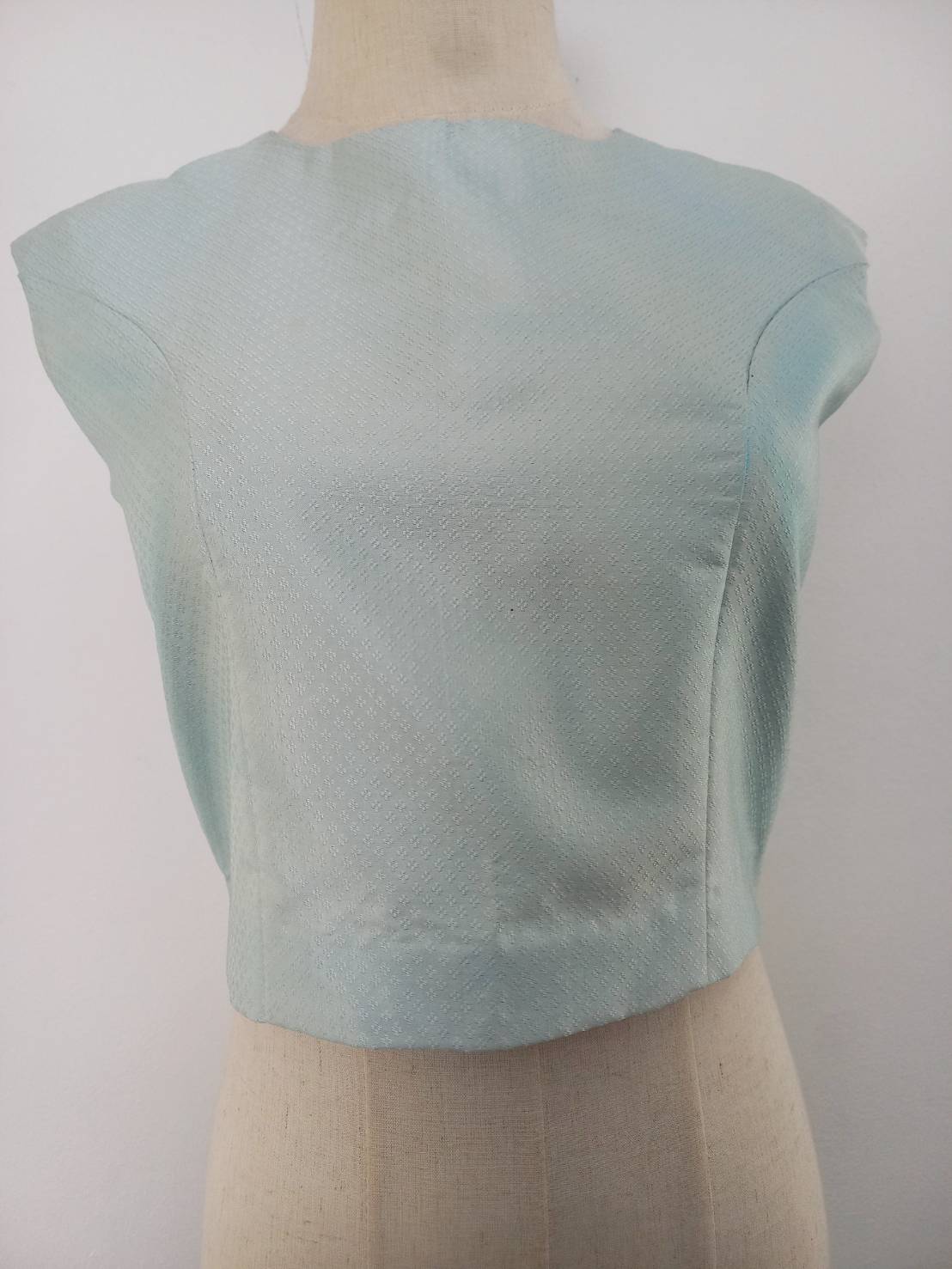 เสื้อสตรี ผ้าไหมยกดอก แขนกุด ไซส์ S พื้นสีฟ้าอ่อน รหัส WD-38-0320681449