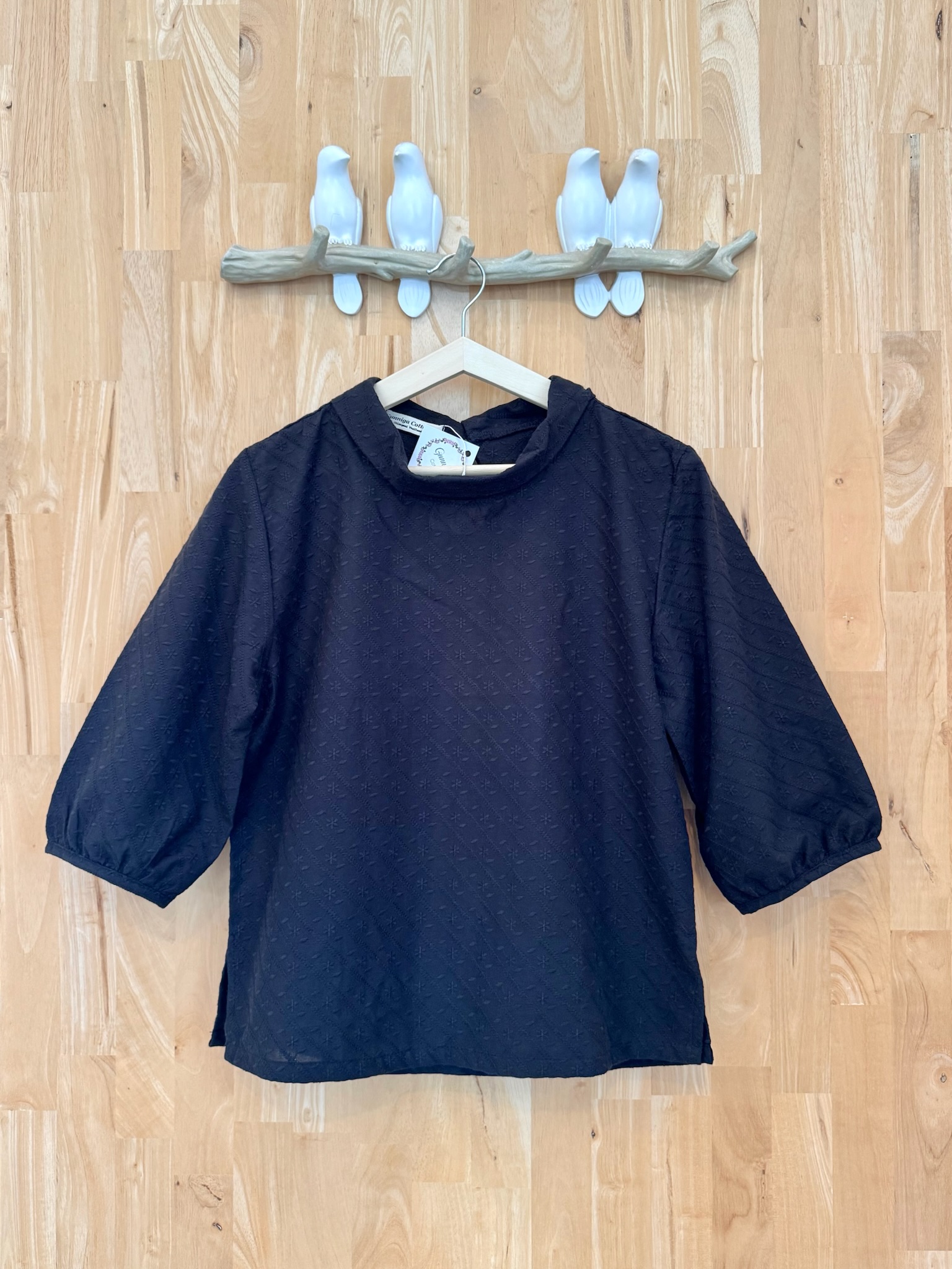 เสื้อซอมพอ สีดำคอปกถ่วงมีไตล์ ทรงเสื้อใส่ง่าย สบายๆ เหมาะกับหลายโอกาส