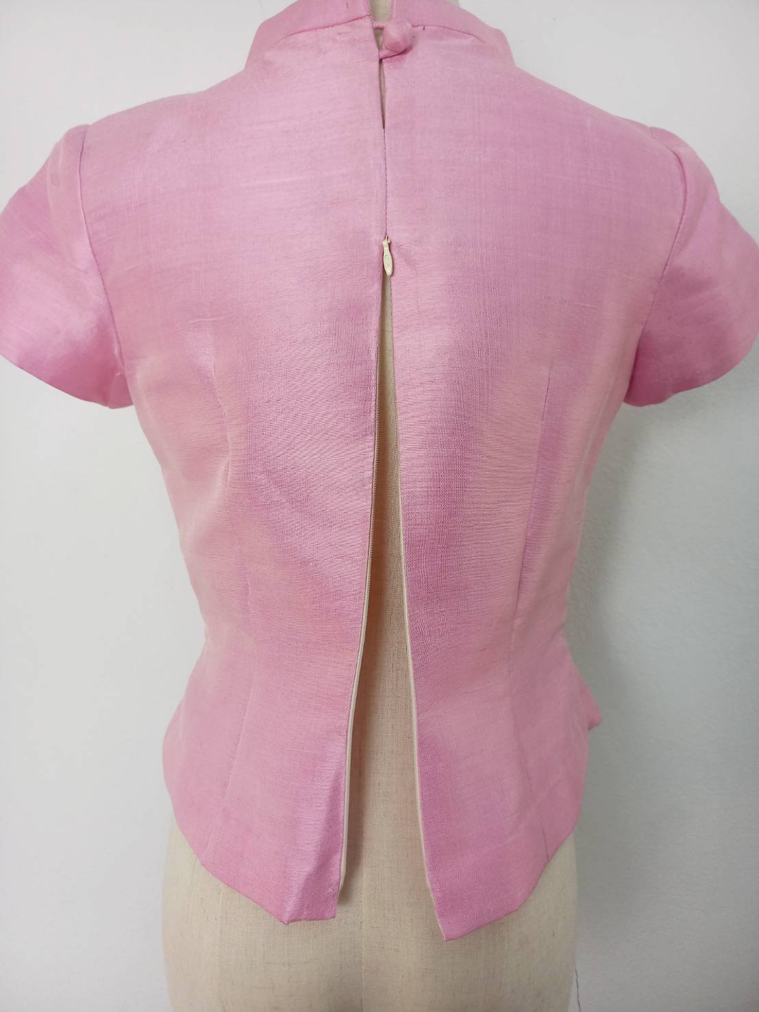 เสื้อสตรี ผ้าไหมแขนสั้น ไหมเปลือก ไซส์ S พื้นสีชมพู รหัส WD-38-032068131