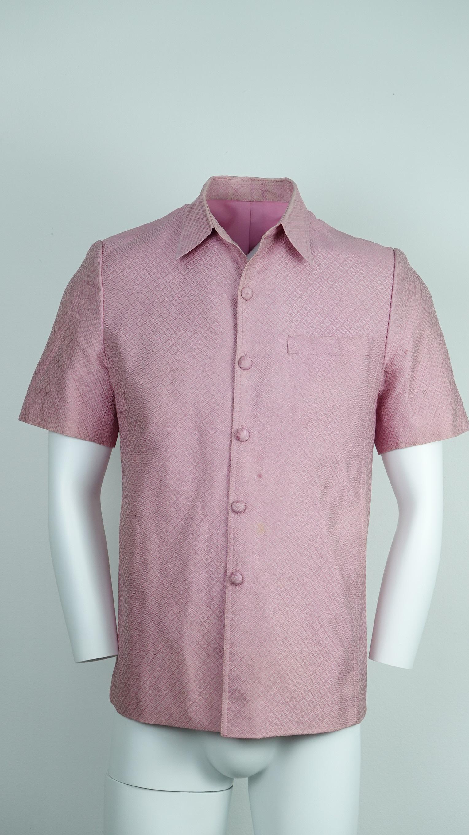 เสื้อต่อกันไหม M สูทซาฟารีแขนสั้น ตัดเย็บจากผ้าไหมยกดอกลายลูกแก้ว สีชมพูกลีบบัวอ่อน