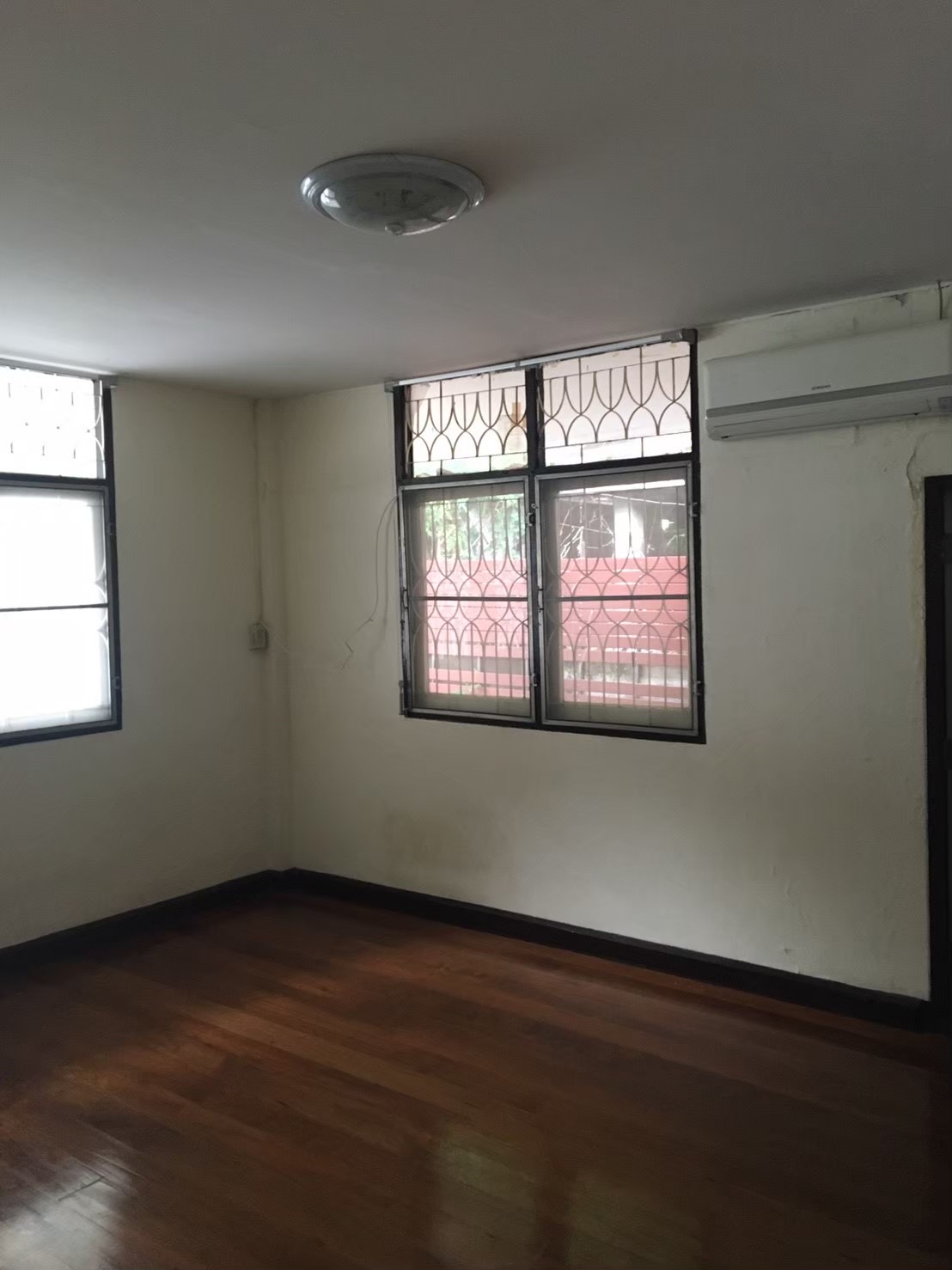 ขายบ้าน ทำเลทอง ติดถนนวิภาวดี 32 ทะลุออกซอยออก พหลโยธิน 23 เข้าออกได้หลายเส้นทาง และยังเดินทางไปขึ้นรถไฟฟ้า สถานี พหล 24 ออกถนนใหญ่เข้าซอยเพียง 100 กว่าเมตร เนื้อที่ 46 ตร.ว.