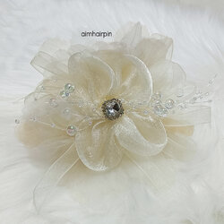 กิ๊บหนีบผมดอกไม้ สีครีม ประดับคริสตัล และเพชร - aimhairpin จำหน่ายกิ๊บติดผมเกาหลีแท้ และเครื่องประดับ ยางรัดผม คาดผมแฟชั่น สร้อยคอ ต่างหู