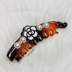 กิ๊บกล้วยสีกระ แต่งดอกไม้และมุก ไซส์ 13 cm. - aimhairpin จำหน่ายกิ๊บติดผมเกาหลีแท้ และเครื่องประดับ ยางรัดผม คาดผมแฟชั่น สร้อยคอ ต่างหู