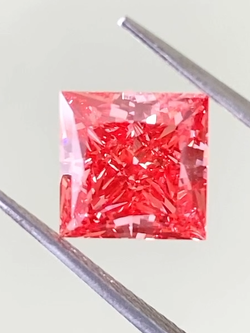 เพชรสีแดงทรงแสควร์แฟนซี Square fancy cut