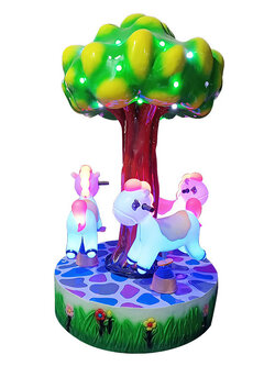 ม้าหมุนสวนสนุกม้าสามที่นั่ง ใต้ต้นไม้นิทานแฟนซี