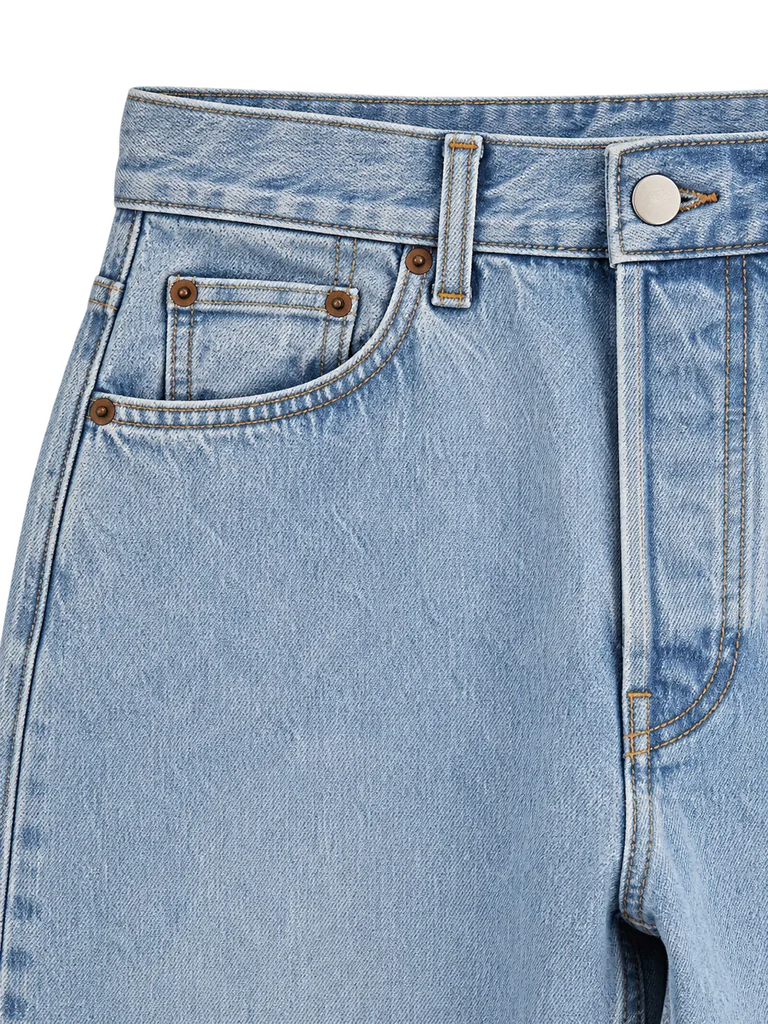 CURVED-LEG JEANS — LIGHT WASHED BLUE