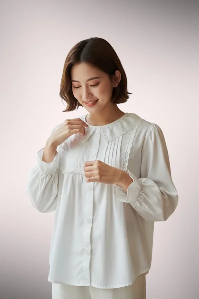 เสื้อผู้หญิงแขนยาว สีขาว ปกบัวแต่งลูกไม้ หวานละมุน image 1