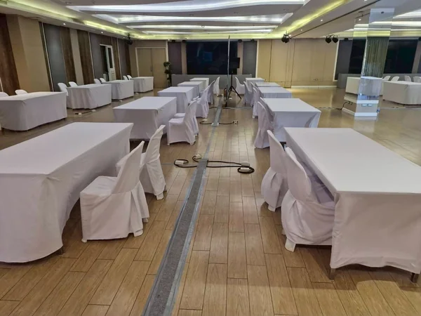 โต๊ะและเก้าอี้พร้อมผ้าคลุมสำหรับงานประชุม โต๊ะและเก้าอี้พร้อมผ้าคลุมสำหรับงานประชุม