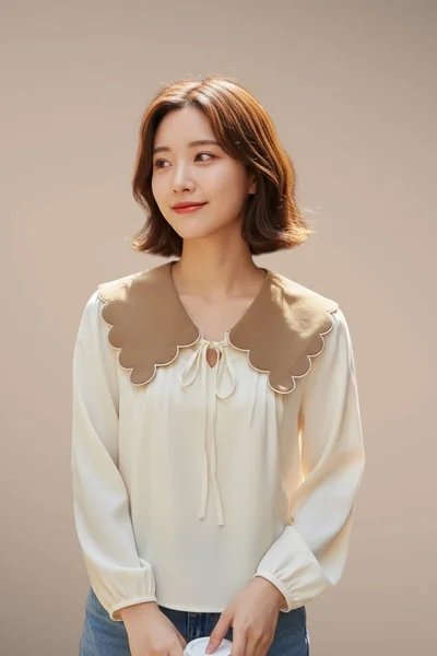 เสื้อผู้หญิงแขนยาว สีเหลืองพาสเทล คอปกระบายสีน้ำตาล ผูกโบว์ เรียบหรู image 1 เสื้อผู้หญิงแขนยาว สีเหลืองพาสเทล คอปกระบายสีน้ำตาล ผูกโบว์ เรียบหรู image 1