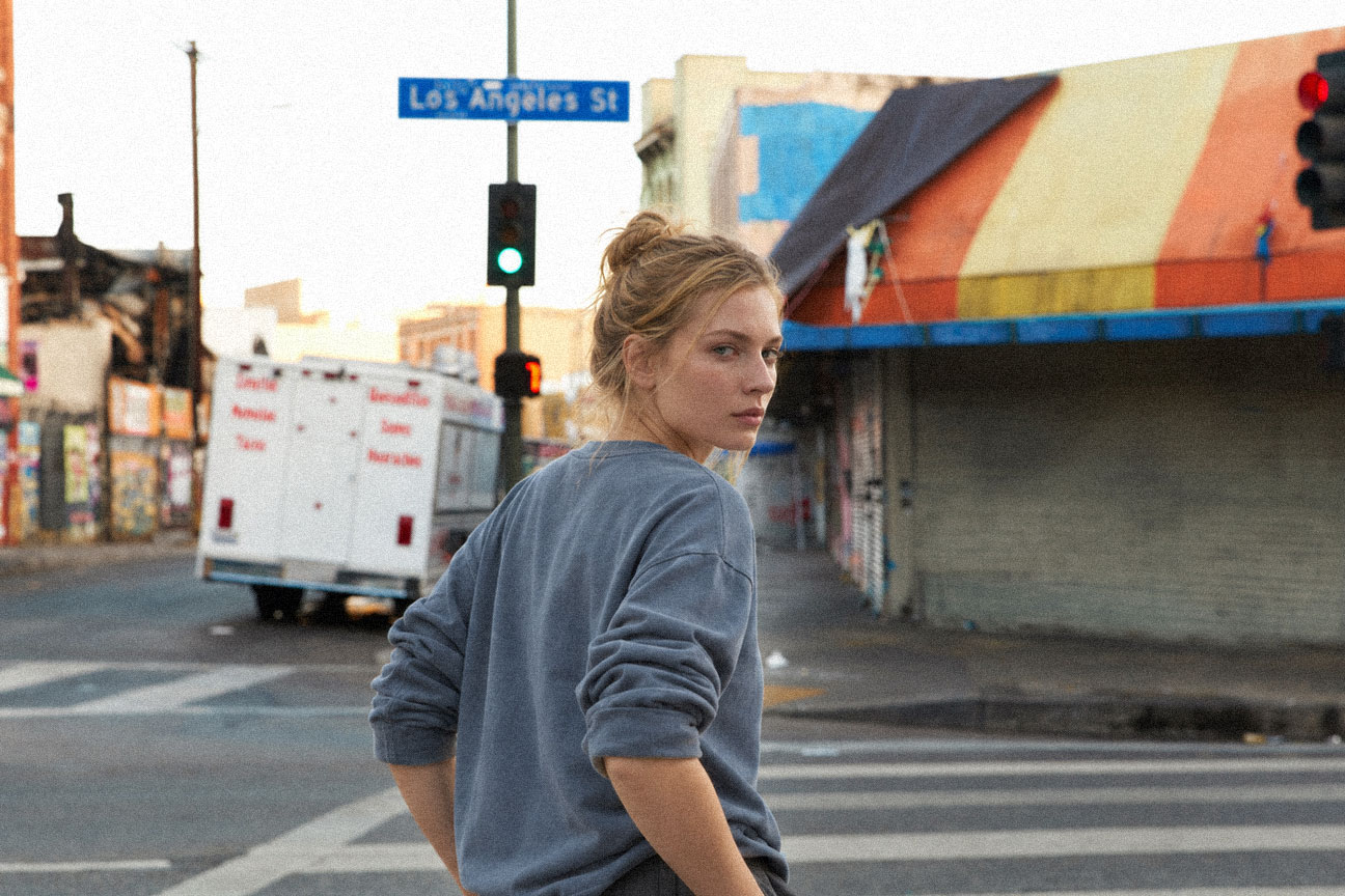 LOOK 03 เสื้อ Henley สีฟ้าอมเทากับสแล็คสีเทาเข้ม