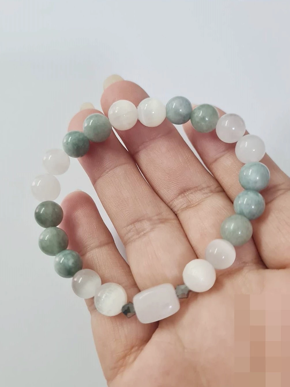 (017) กำไลหินเซเลไนต์ หยกพม่า ขนาด 8 มิล (โชคลาภ การเงิน ดูดทรัพย์ เรียกเงินทอง ปกป้องสุขภาพ ปัดเป่าพลังลบ จิตใจสงบ) ขนาดข้อมือระบุทางแชทได้ค่ะ