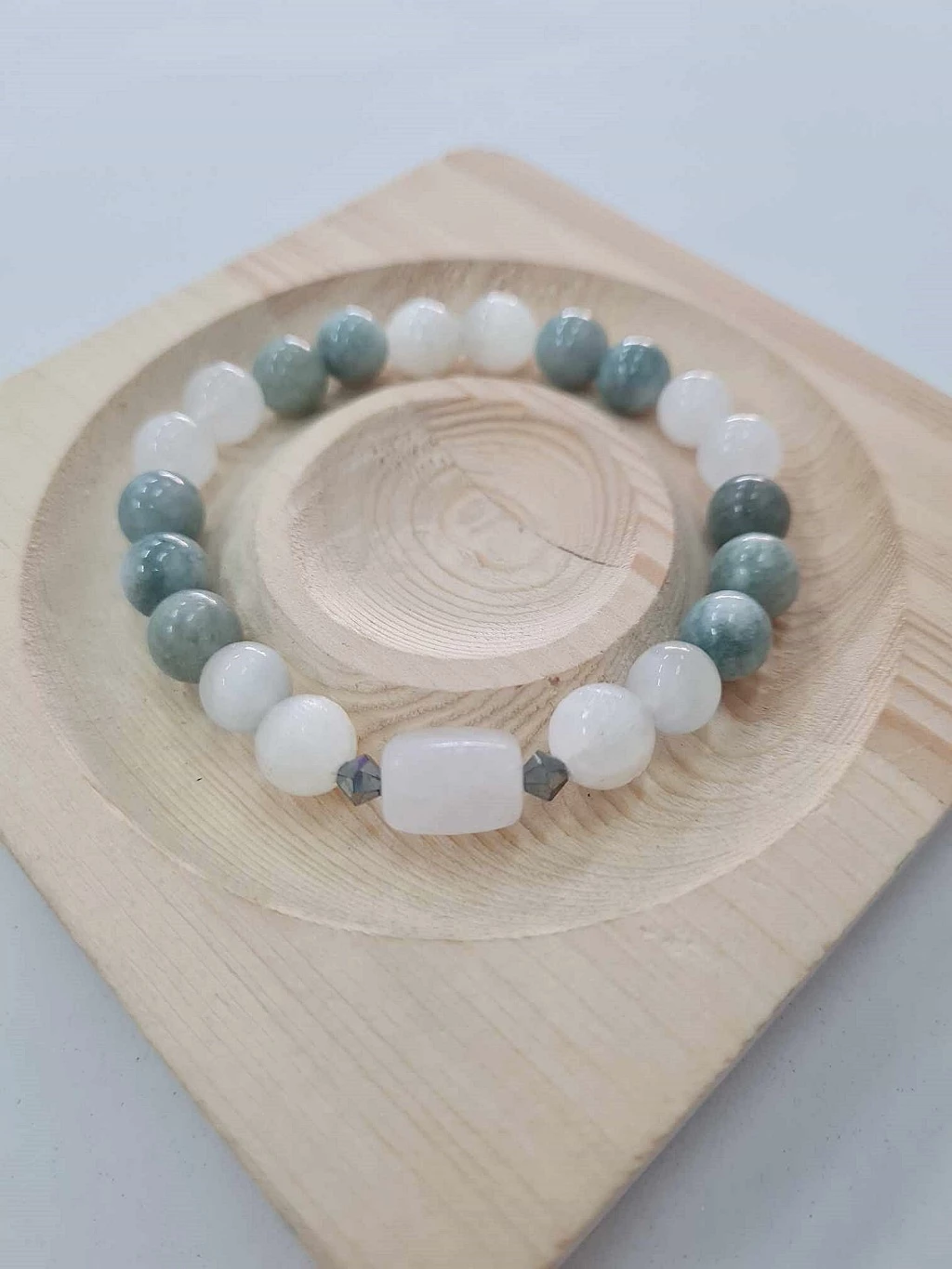 (017) กำไลหินเซเลไนต์ หยกพม่า ขนาด 8 มิล (โชคลาภ การเงิน ดูดทรัพย์ เรียกเงินทอง ปกป้องสุขภาพ ปัดเป่าพลังลบ จิตใจสงบ) ขนาดข้อมือระบุทางแชทได้ค่ะ